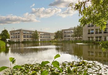 Kontor med kantine og parkeringspladser ved døren