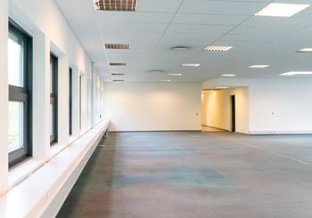 Fleksible lokaler i erhvervsområde nær motorvej