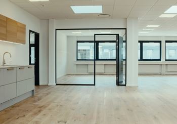 Moderne kontorfællesskab med attraktive faciliteter