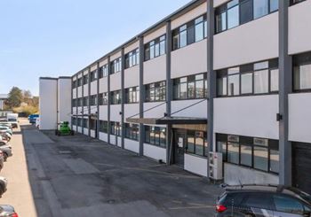 Lyse lokaler i industrikvarter med stor parkeringspl