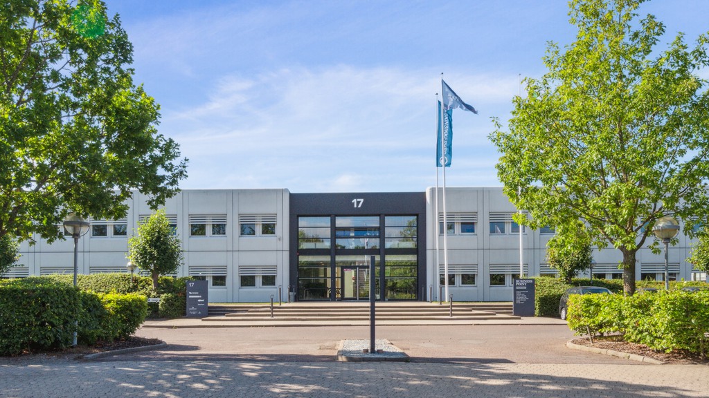 Kontorfællesskab omringet af grønne områder