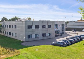 Åbent kontor med godt naturligt lysindfald