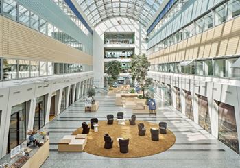 Professionelle rammer i et tidløst kontorhus