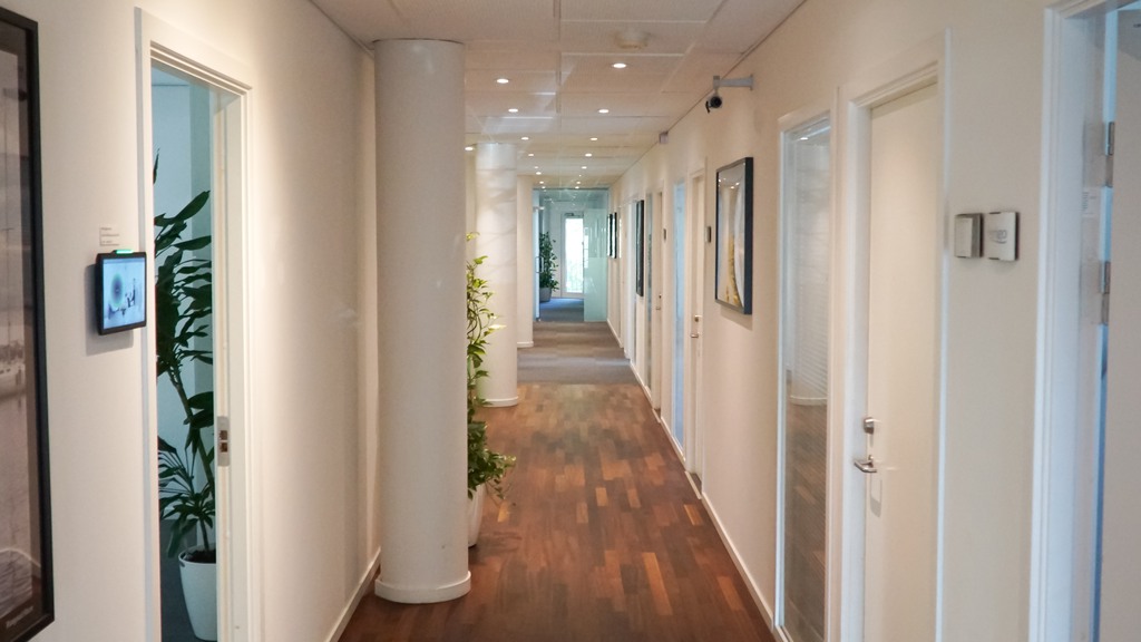 Kontorfællesskab med lyse lokaler og fælles kantine