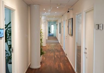 Kontorfællesskab med lyse lokaler og fælles kantine