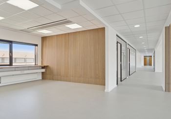 Gode parkeringsmuligheder og nem adgang til motorvej