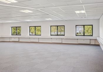 Lyst kontor med fri parkering og ladestandere