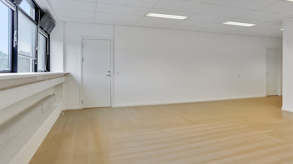 Fleksibelt og solidt lokale med let adgang i stuen