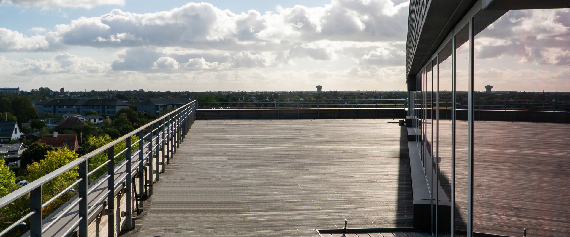 Moderne kontor med egen tagterrasse