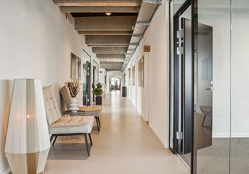 Let lager tæt ved motorvej