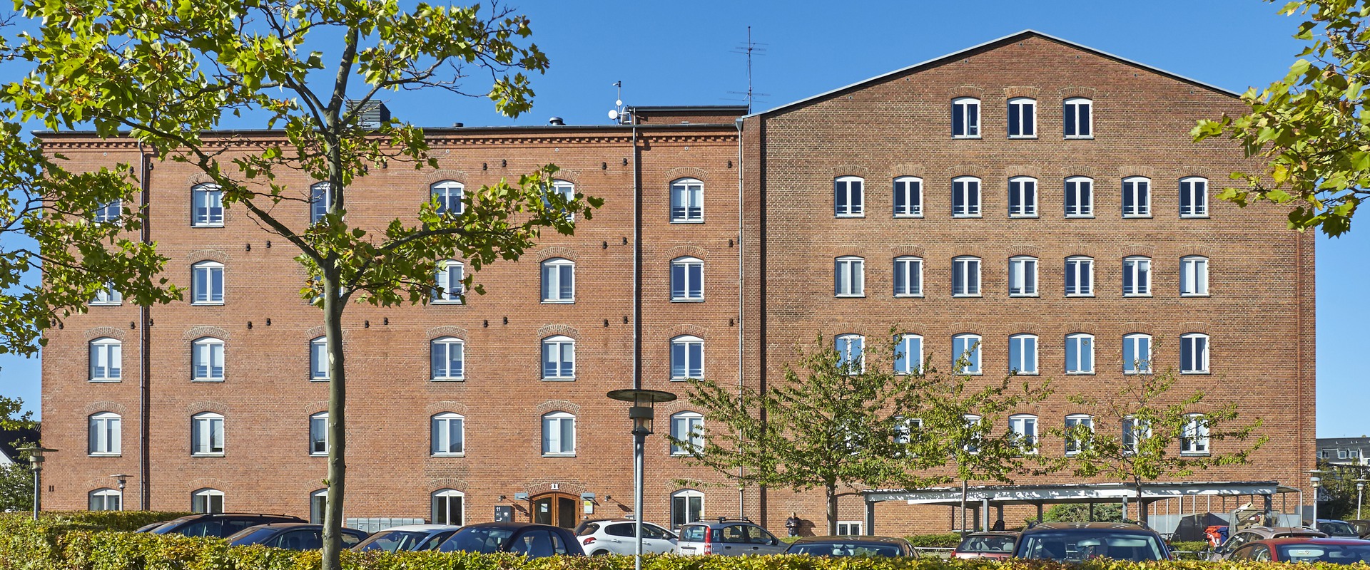 Lyst åbent kontor centralt i Roskilde